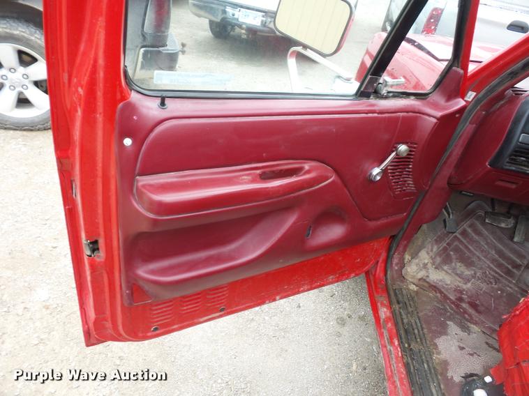 image for item DD9318 1995 Ford F250 HD utility truck