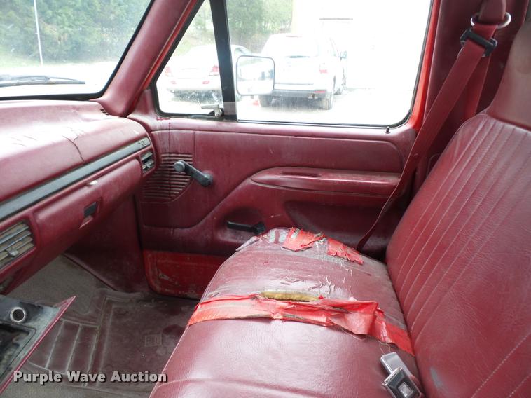 image for item DD9318 1995 Ford F250 HD utility truck