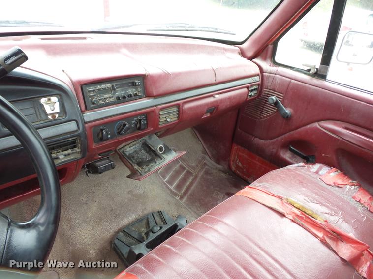 image for item DD9318 1995 Ford F250 HD utility truck