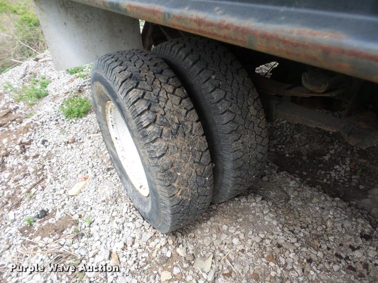 image for item DD9319 1992 Ford F450 Super Duty dump flatbed truck