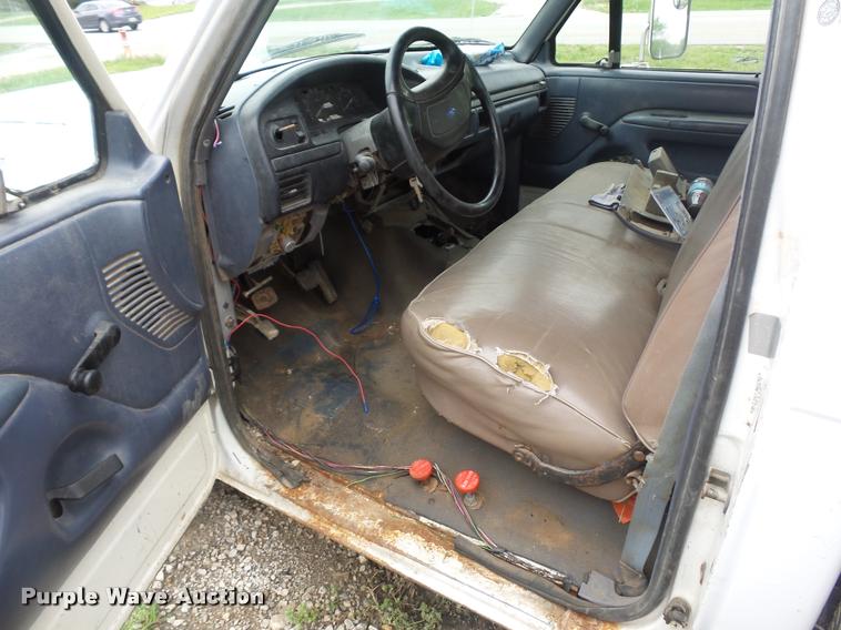 image for item DD9319 1992 Ford F450 Super Duty dump flatbed truck
