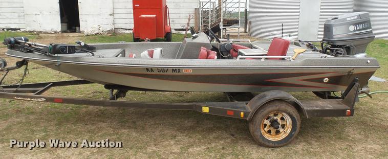 image for item DM9055 1986 Bumble Bee boat