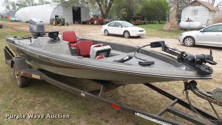 image for item DM9055 1986 Bumble Bee boat