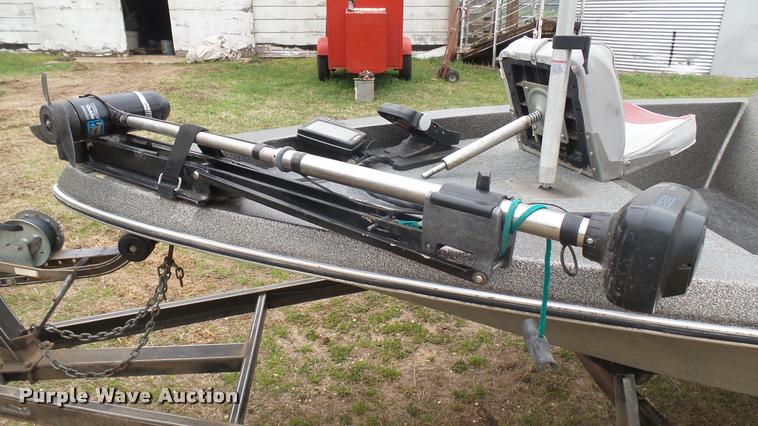 image for item DM9055 1986 Bumble Bee boat