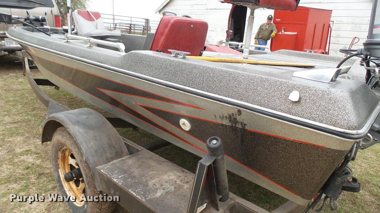 image for item DM9055 1986 Bumble Bee boat