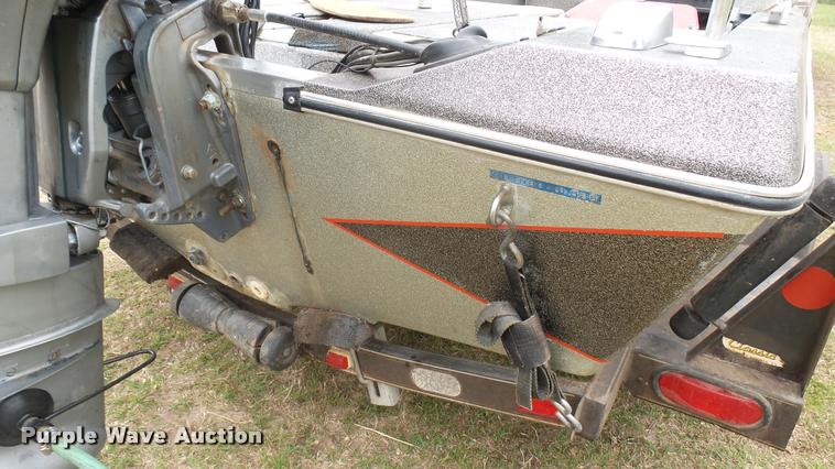 image for item DM9055 1986 Bumble Bee boat