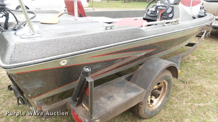 image for item DM9055 1986 Bumble Bee boat