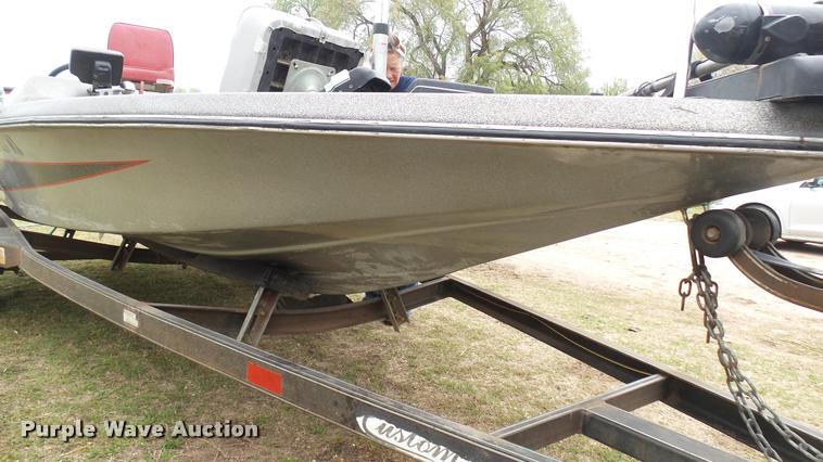 image for item DM9055 1986 Bumble Bee boat