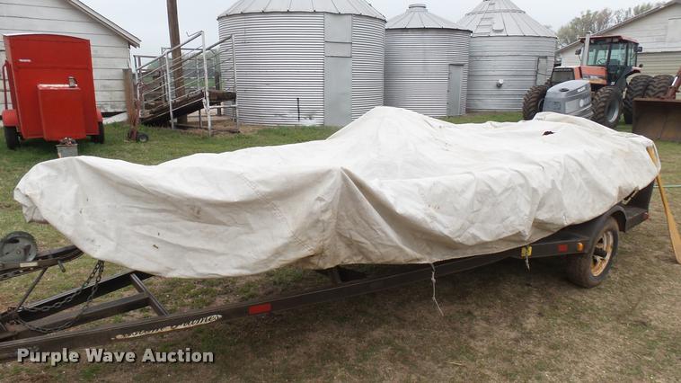 image for item DM9055 1986 Bumble Bee boat