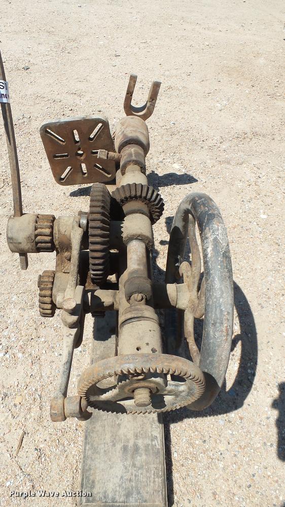 image for item DS9056 Drill press