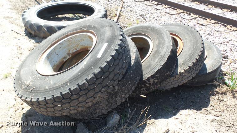 image for item DS9058 (5) 10.00R20 tires and wheels