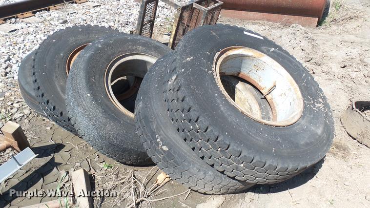 image for item DS9058 (5) 10.00R20 tires and wheels