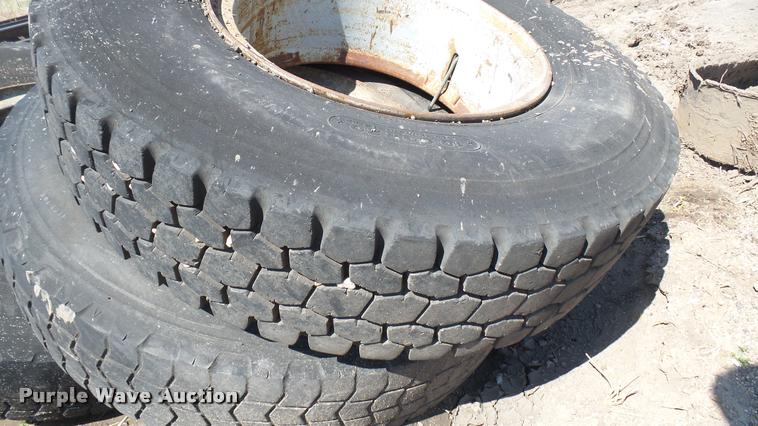 image for item DS9058 (5) 10.00R20 tires and wheels