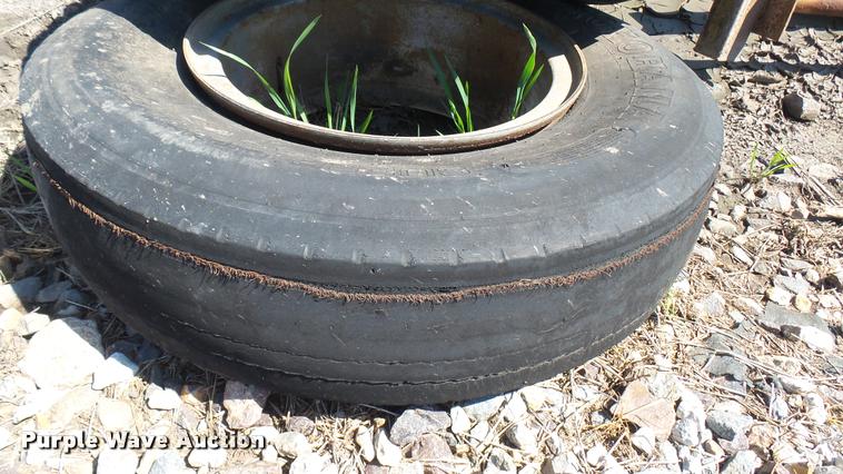 image for item DS9058 (5) 10.00R20 tires and wheels