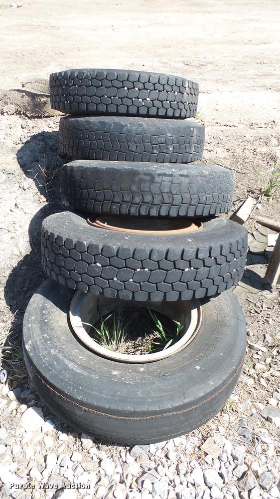 image for item DS9058 (5) 10.00R20 tires and wheels