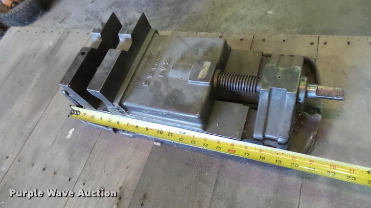 image for item DS9076 LW Chuck 8V2 mill vise