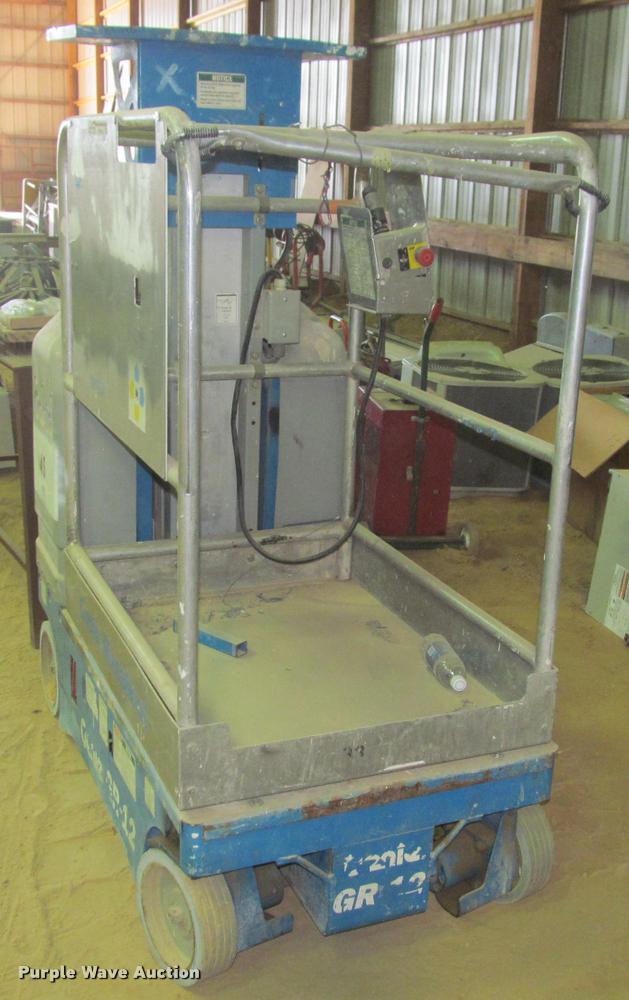 image for item DT9152 2001 Genie GR-12 scissor lift