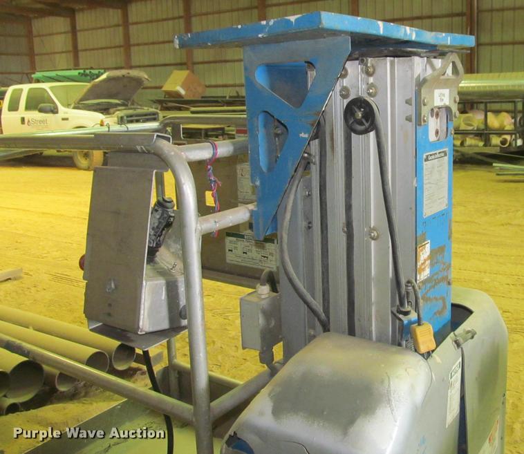 image for item DT9152 2001 Genie GR-12 scissor lift