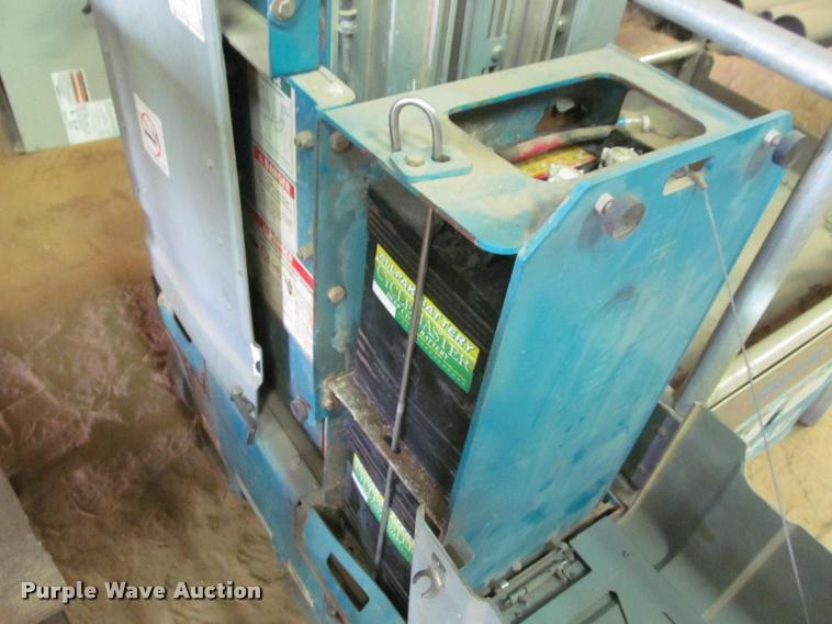 image for item DT9152 2001 Genie GR-12 scissor lift