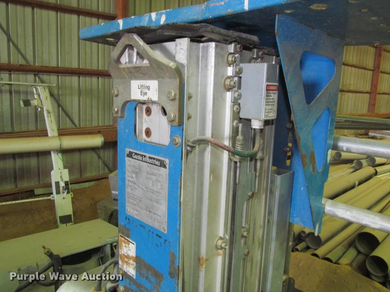 image for item DT9152 2001 Genie GR-12 scissor lift