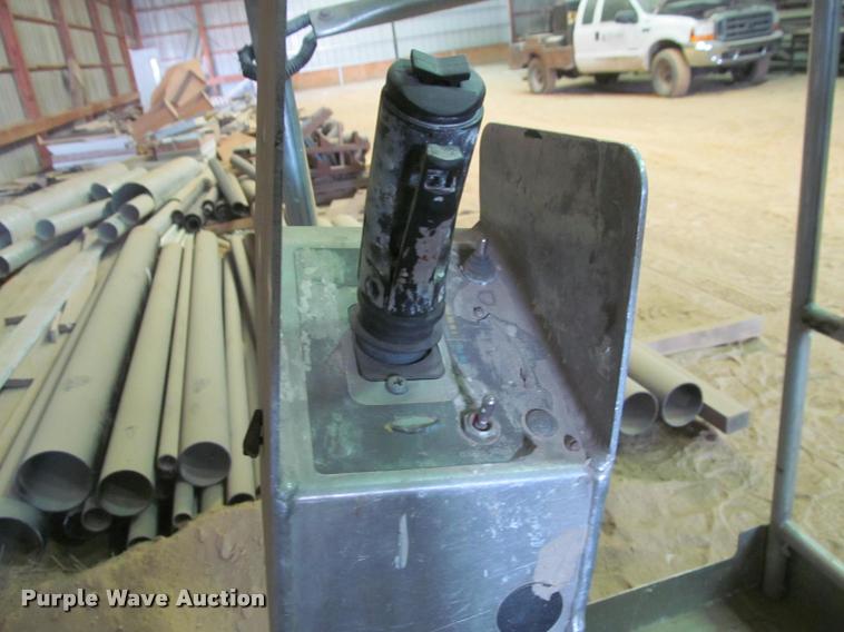 image for item DT9152 2001 Genie GR-12 scissor lift