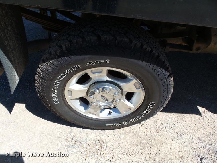 image for item K3290 2007 Ford F350 Super Duty Crew Cab flatbed  pickup truck