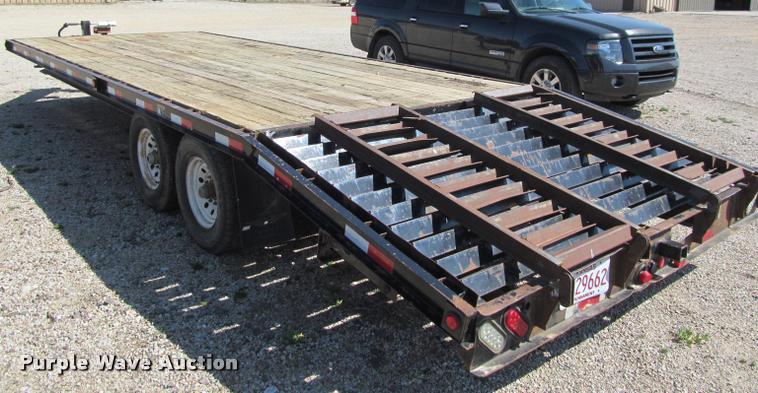 image for item K4917 2004 H&H CZAT16L equipment trailer
