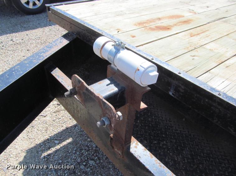 image for item K4917 2004 H&H CZAT16L equipment trailer