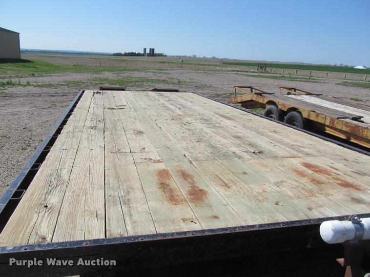 image for item K4917 2004 H&H CZAT16L equipment trailer