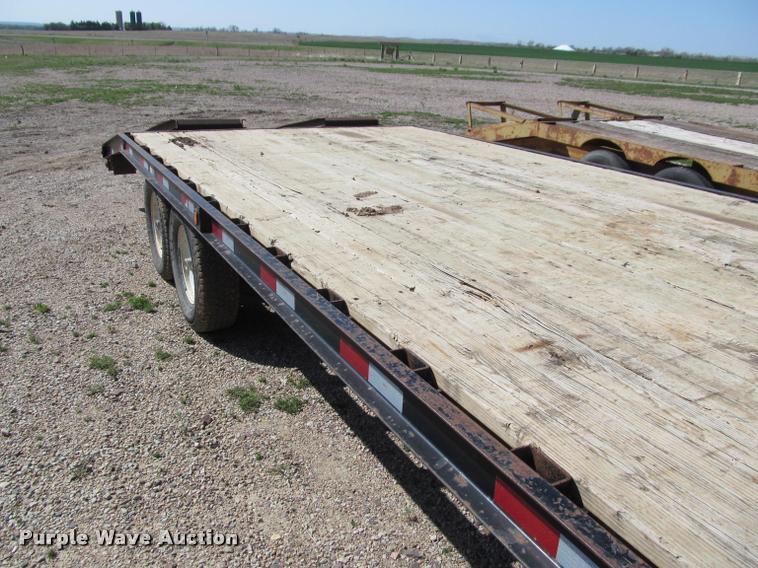 image for item K4917 2004 H&H CZAT16L equipment trailer