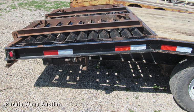 image for item K4917 2004 H&H CZAT16L equipment trailer