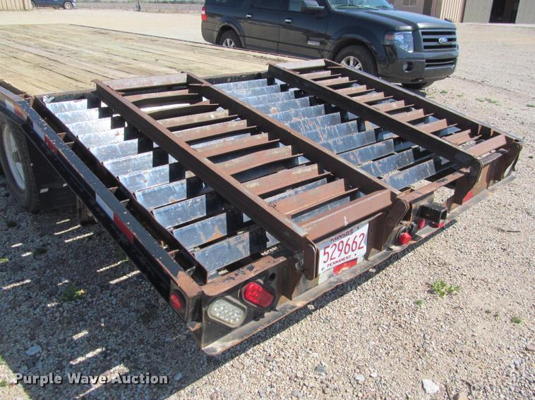 image for item K4917 2004 H&H CZAT16L equipment trailer