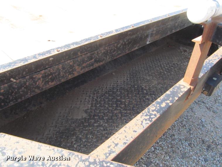 image for item K4917 2004 H&H CZAT16L equipment trailer