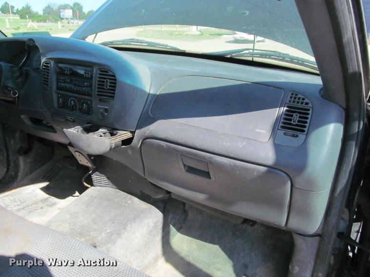 image for item K4925 2003 Ford F150 XL pickup truck