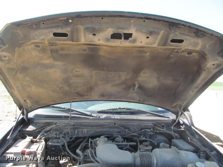 image for item K4925 2003 Ford F150 XL pickup truck