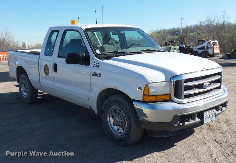 image for item L4699 2001 Ford F250 Super Duty SuperCab pickup truck