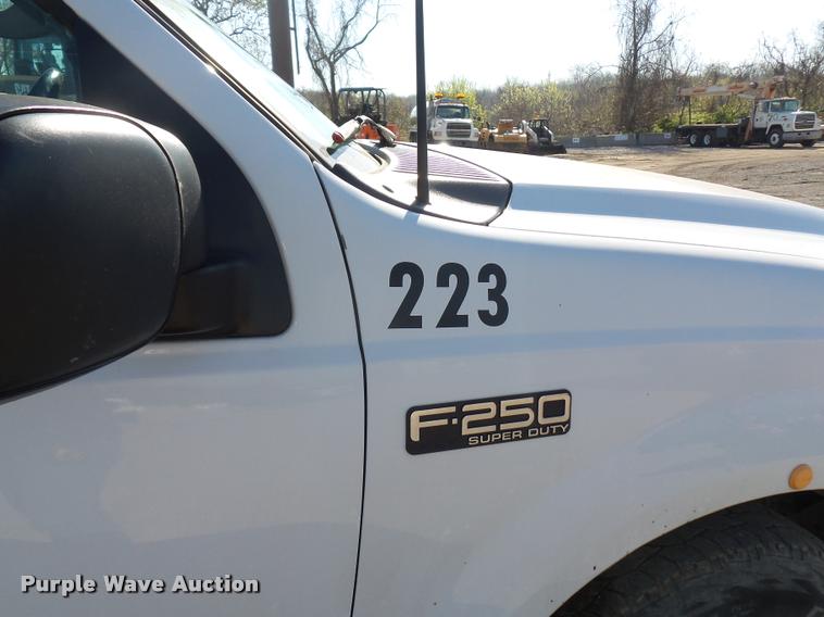 image for item L4699 2001 Ford F250 Super Duty SuperCab pickup truck