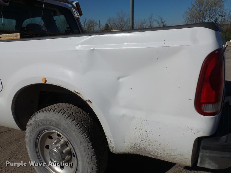 image for item L4699 2001 Ford F250 Super Duty SuperCab pickup truck