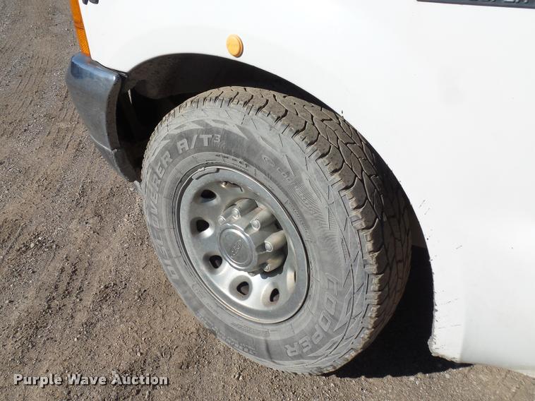 image for item L4699 2001 Ford F250 Super Duty SuperCab pickup truck