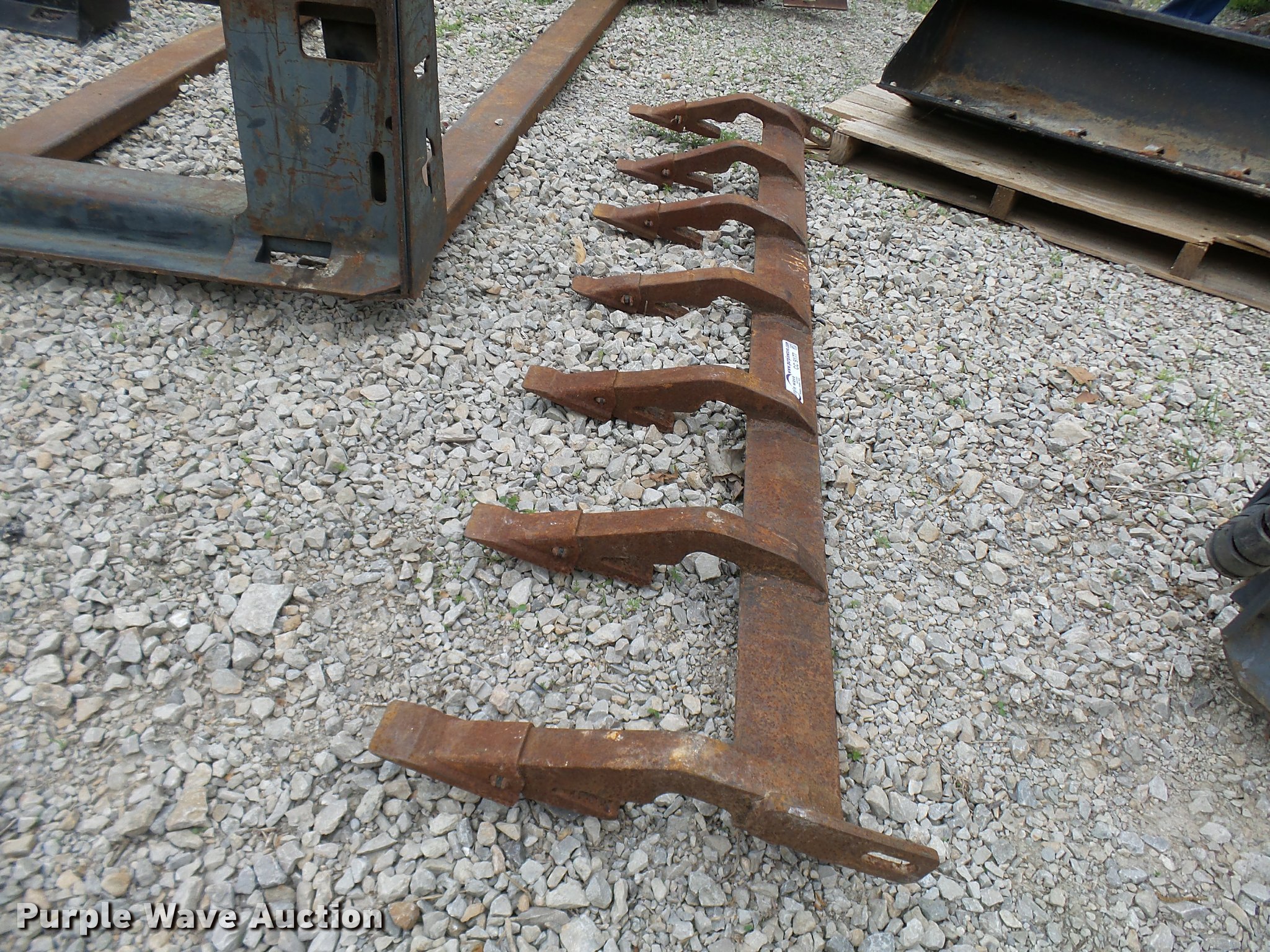 Bolton skid steer bucket tooth bar in Centerview, MO Item CC9177