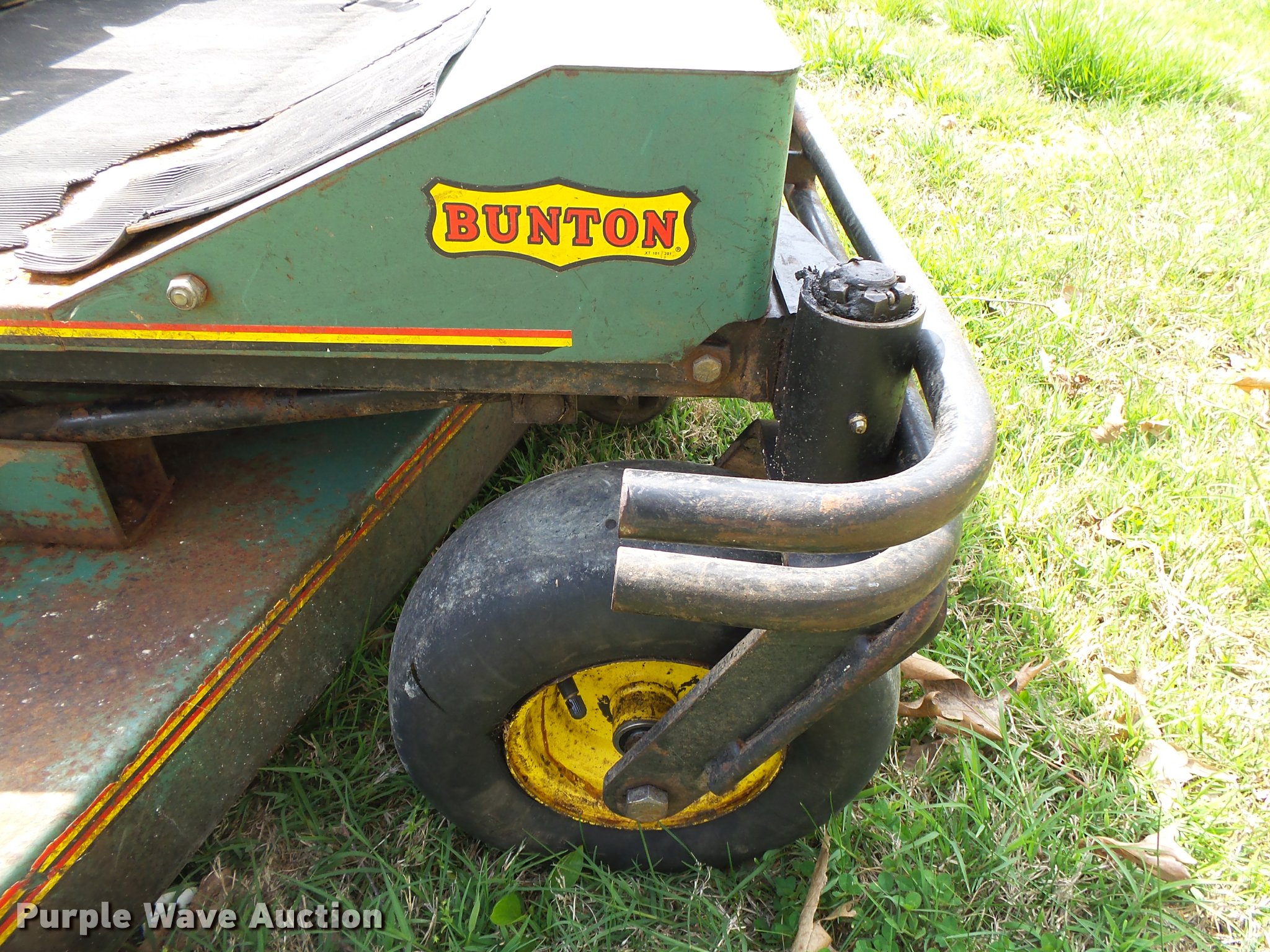 Bunton BZTC61 lawn mower in Camdenton, MO Item DA9096 sold Purple Wave