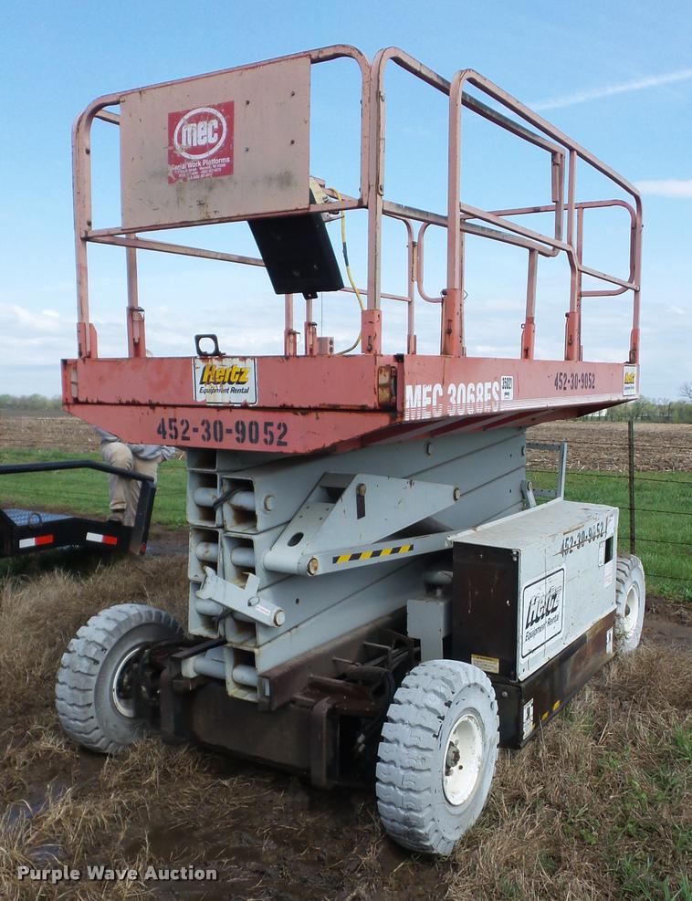 image for item BI9746 1999 Mec 3068ES scissor lift