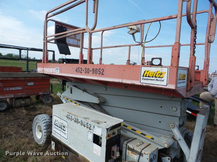 image for item BI9746 1999 Mec 3068ES scissor lift