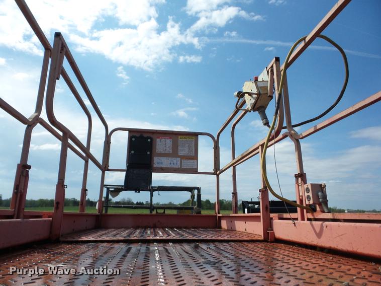 image for item BI9746 1999 Mec 3068ES scissor lift