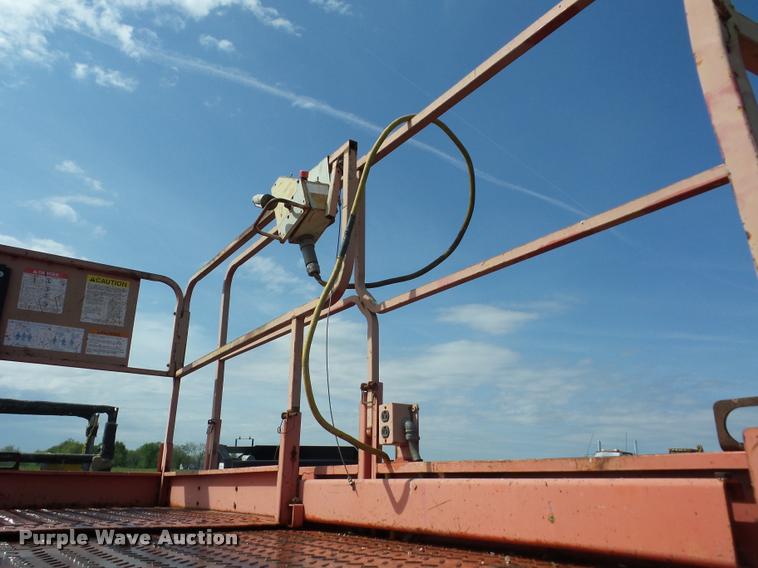 image for item BI9746 1999 Mec 3068ES scissor lift