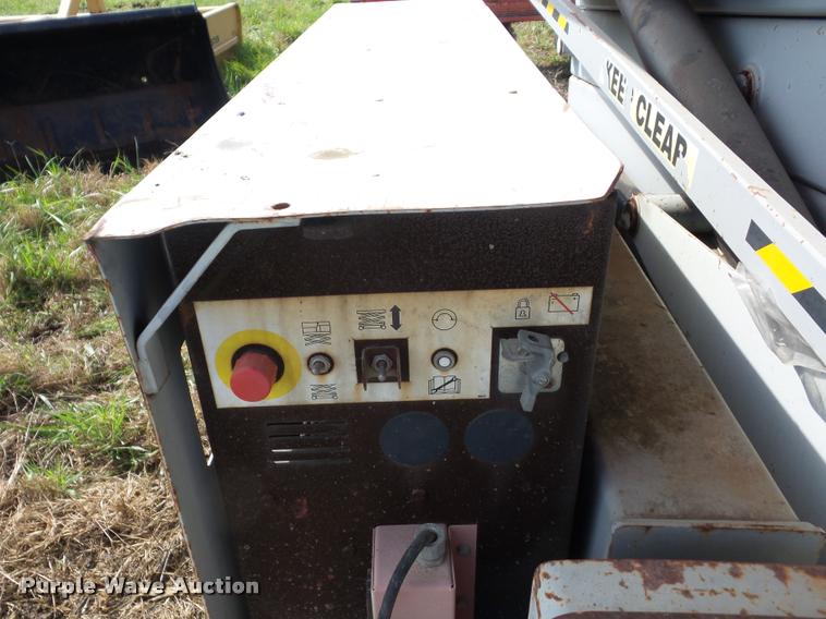 image for item BI9746 1999 Mec 3068ES scissor lift