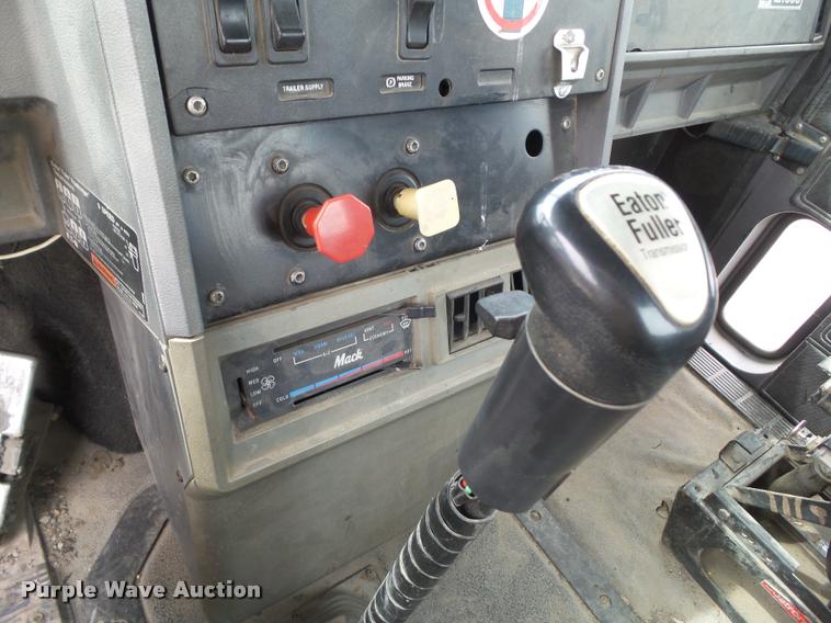 image for item CB9948 1992 Mack CH613 semi truck