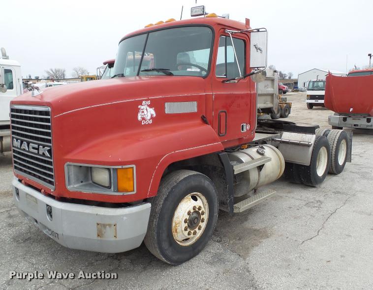 image for item CB9949 1990 Mack CH613 semi truck