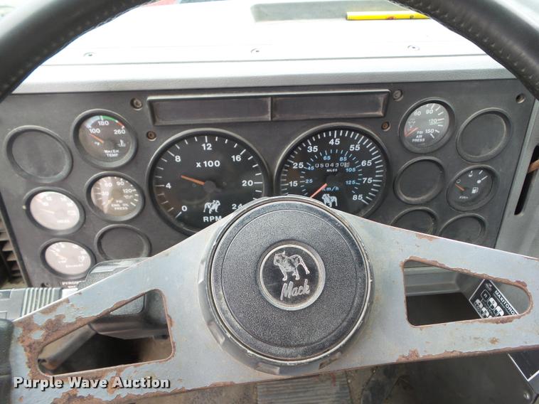 image for item CB9949 1990 Mack CH613 semi truck