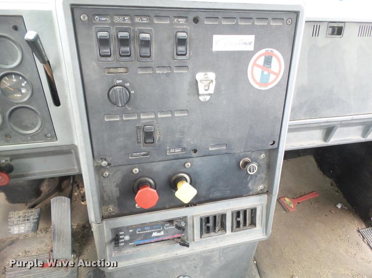 image for item CB9949 1990 Mack CH613 semi truck